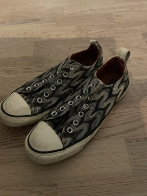 Låga converse - Mönstrade converse som glänser i grönt glitter. Unika och hittas inte längre i butik💚