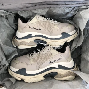 Balenciaga skor  - Skor från Balenciaga, triple s i storlek 37 (passar även 38). Sparsamt använda!   Köpa på mytheresa. Kvitto/orderbekräftelse finns😊Nypris ca 8000 kr säljer för 3000 kr. 