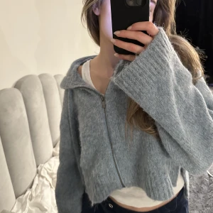 Zara - Super mysig stickad kofta från Zara! Hör av dig vid frågor eller fler bilder💕✨