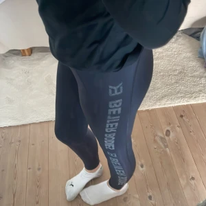 2 träningsbyxor för 70 kronor - Ett par gröna träningsbyxor från stronger och ett par svarta från bettet bodies. De gröna är S och de svarta Xs