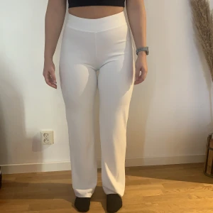 Finbyxor - Vita byxor NLY TREND - strl. S Otroligt mjuka och sköna byxor som kan användas som både mjukis eller finbyxor. Endast använda en gång på ett white party. Nypris 299kr.
