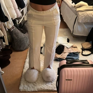 Byxor med slit - Super bekväma byxor från Gina, köpte de för ca 2 år sen men har använt dem max 2 gånger. 