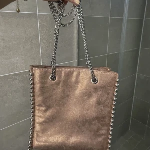 Väska - Superfin väska nu till våren! Urspungligen från Zara<3 unik färg som gör sig tillrätta på andra bilden 