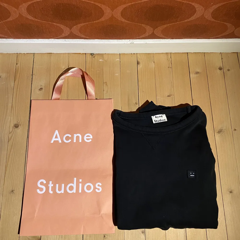 Hej, säljer min  svarta Acne Studios sweatshirt. Den är i väldigt bra skick utan tydliga tecken på användning. Storlek XL men passar även Large. Inköpt för runt 2500kr. Priset är inte hugget i sten. Hör av dig om du har några frågor!. Tröjor & Koftor.