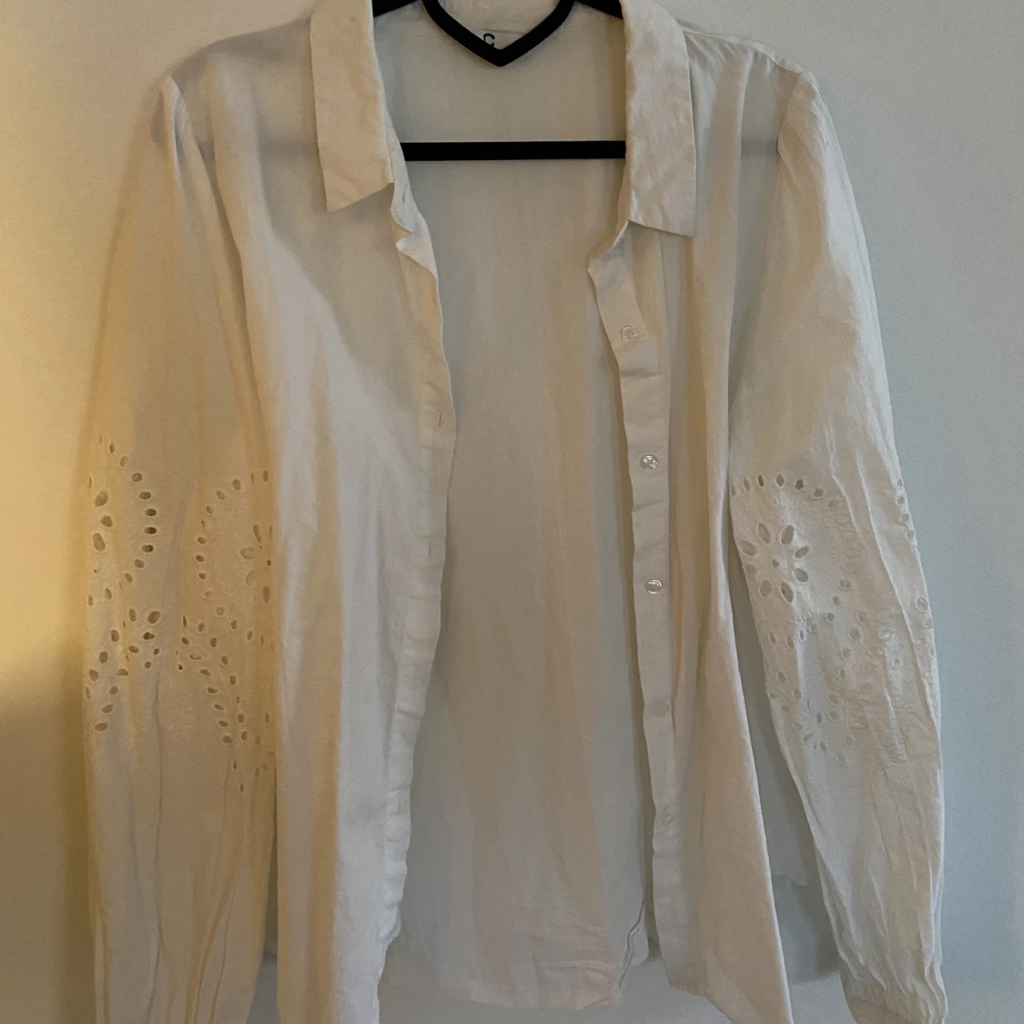 Skjorta med broderi.