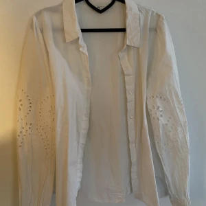 Skjorta med broderi. - Fint skick.  Pris exl. Frakt. Betalning innan leverans. 