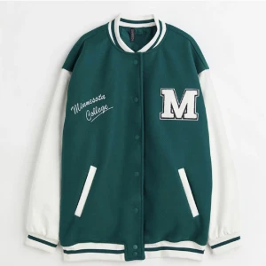 Varsity Jacka - En mörk grön varsity jacket. Knappt använd, då den är för liten i armarna.😊