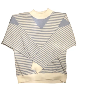 Lapidus blå tröja - Super söt tjocktröja från Lapidus. Den är vit och baby blå, den ser bara lite beige ut i det gula ljuset😉 Obs Ganska tunn i materialet !