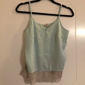 Ljusblått linne - ljusblått glansigt linne i storlek 36 köpt på H&M. väl använt men bra skick. skicka pm om du har frågor eller vill se fler bilder <3 