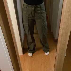 Cargo pants  - Ändast använda en gång. Väldigt bekväma och super fin färg✨