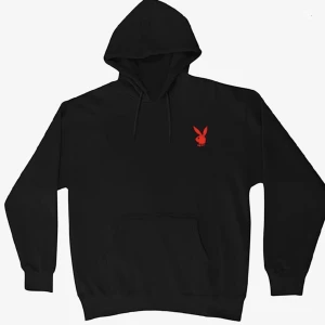Playboy hoodie - En svart Playboy hoodie med röd logga fram och text på ryggen. Köpt här på Plick men var för stor för min smak. 