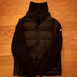 Moncler Grenoble Cardigan - Säljer denna Moncler Grenoble cardigan i storlek m men passar betydligt mycket mindre skulle säga att den passar som en xs-s.