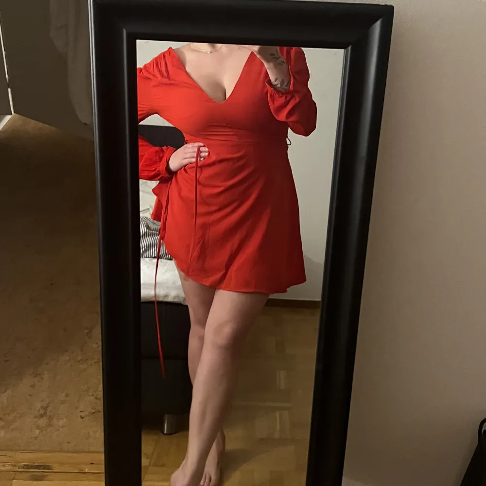 Sjukt fin röd figurnära klänning som jag tyvärr inte kan ha längre. Sitter jätte fint på kroppen (när jag kunde ha den😅) Använd max 3 gånger ❤️‍🔥. Klänningar.