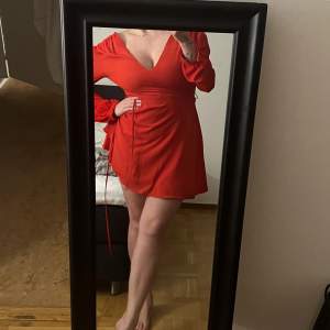 Sjukt fin röd figurnära klänning som jag tyvärr inte kan ha längre. Sitter jätte fint på kroppen (när jag kunde ha den😅) Använd max 3 gånger ❤️‍🔥