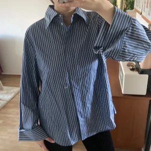 &Other Stories skjorta, blårandig - Använd en gång och legat för länge i garderoben. Dags att någon annan har den. I mycket gott skick, behövs bara en strykning. Vida armar och skön. Skickar fler bilder vid intresse. Passar både XS och S. Möts och fraktar.🍀