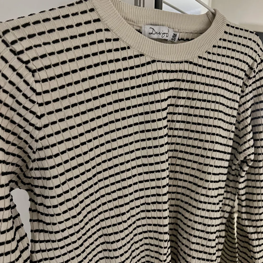 Säljer denna superfina tröja från Design by si, i bästa skick!  Den är endast andvänd fåtal gånger Buda från 150kr!!. Tröjor & Koftor.