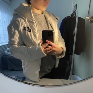 Vit nike jacka - Säljer denna jacka pga att den har blivit för liten, funkar precis som en ny jacka, inget är sönder.  Storlek xs men funkar som s. Prisförslag funkar