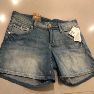 Shorts 42 - Blå jeans storlek 42. Skriv om ni vill ha fler bilder.