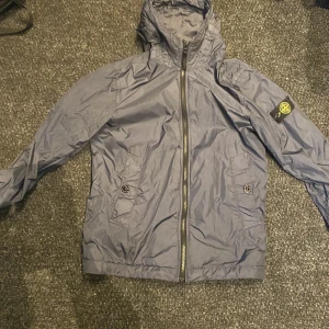 Stone island Jacka  - Stone island jacka i nyskick, köpt på nk Göteborg för 3200kr, säljs mellan 1500-2000kr