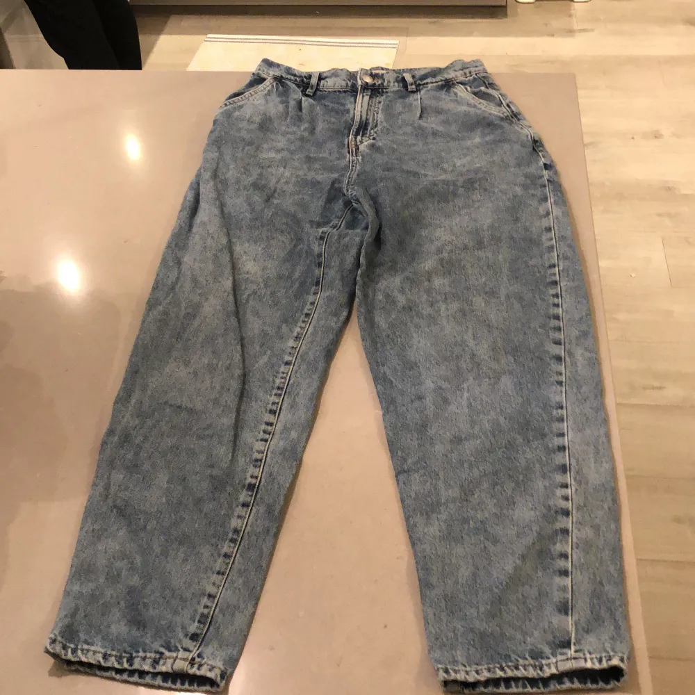 Blå jeans i storlek 38.. Jeans & Byxor.