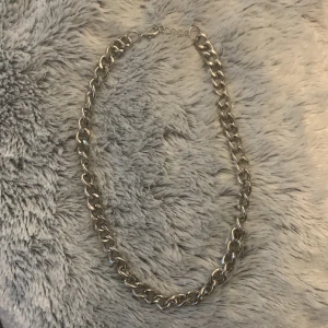 Silver kedje halsband - Säljer ett kedje-halsband. Väldigt fin och funkar till de flesta outfits. Säljer pga att guld är mer av min färg. Pris + frakt 🫶