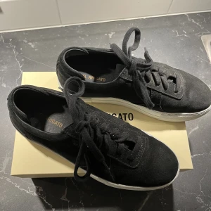 Axel arigato skor  - Endast använda 1 gång! Som nya! Man får med original kartongen +en påse man kan lägga skorna i (se bild 3) Köparen står för frakten vid postleverans! 