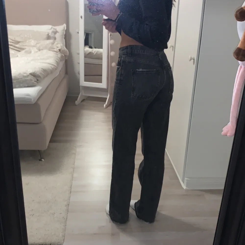 Grå jeans från Zara i modellen midrise. Nyskick 😍 Storlek 36, passar mig som är 170 cm lång. Jeans & Byxor.