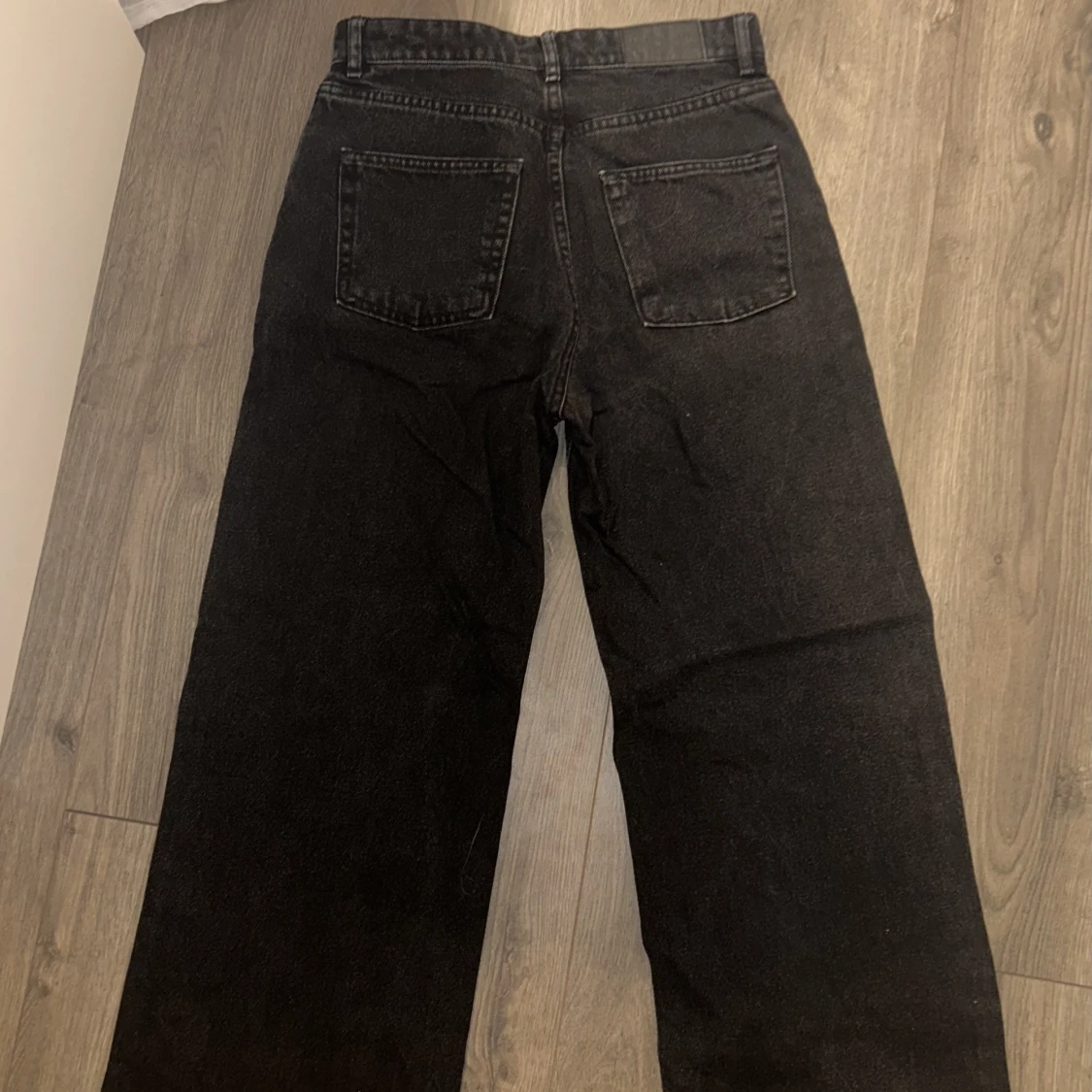 Svarta vida jeans  - 90