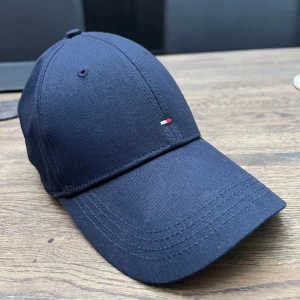 Tommy hilfiger keps  - Justerbar keps från Tommy hilfiger :)