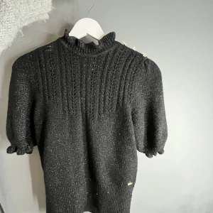 Stickad tröja  - Sååå fin stickad tröja ! Den är glittrig med detaljer ! Den är i st Xs men funkar som en S med ❤️ nypris 400 säljer för 180