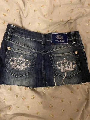 Victoria beckham kjol - Så söt kjol från victoria beckham💗 Midjemåttet är 82 cm och längden på kjolen är 24 cm! 