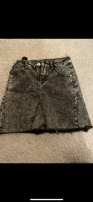 Jeans kjol  - En svart jeans kjol i märket Industries, storlek 152