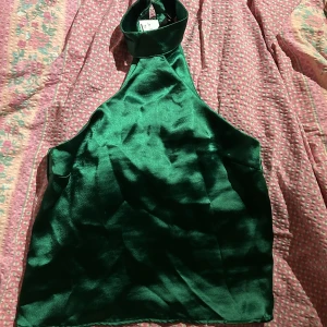 Grön topp - Toppen är helt oanvänd, lapp sitter kvar. Priset blir stående pris plus frakt om det skulle behövas.