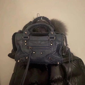 Väska - INTRESSEKOLL på min jätte fina blå väska 💙💙nypris; 800kr kontakta vid förslag av pris eller intresse!