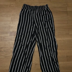 Randiga byxor  - Ett par tunna randiga linnebyxor, väldigt sköna under sommaren. Säljer den för att dem är för korta, skulle passa på någon som är runt 160 cm. Skriv om du undrar något:)