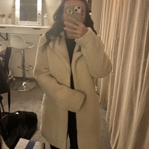 Teddy kappa ifrån vero moda - Säljer denna beiga mysiga Teddy jacka från vero moda. Använd fåtal gånger i bra skick storlek 34. Köpt för 649 säljer för 400kr