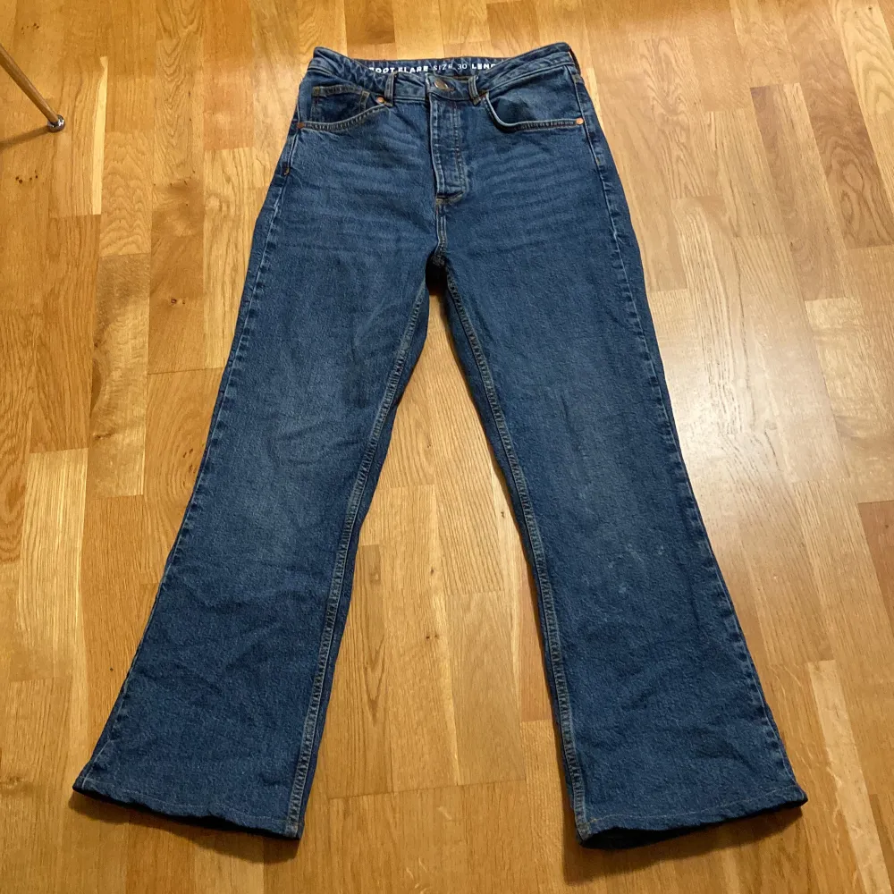 Ett par blåa jeans från Bik Bok i storlek 30 och längden 32. Använt fåtal gånger. . Jeans & Byxor.