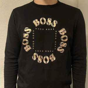 Boss sweatshirt som är använd ca 2 gånger och sedan dess hängt i garderoben. Storlek M. Pris 299kr. Skriv privat vid intresse!⭐️