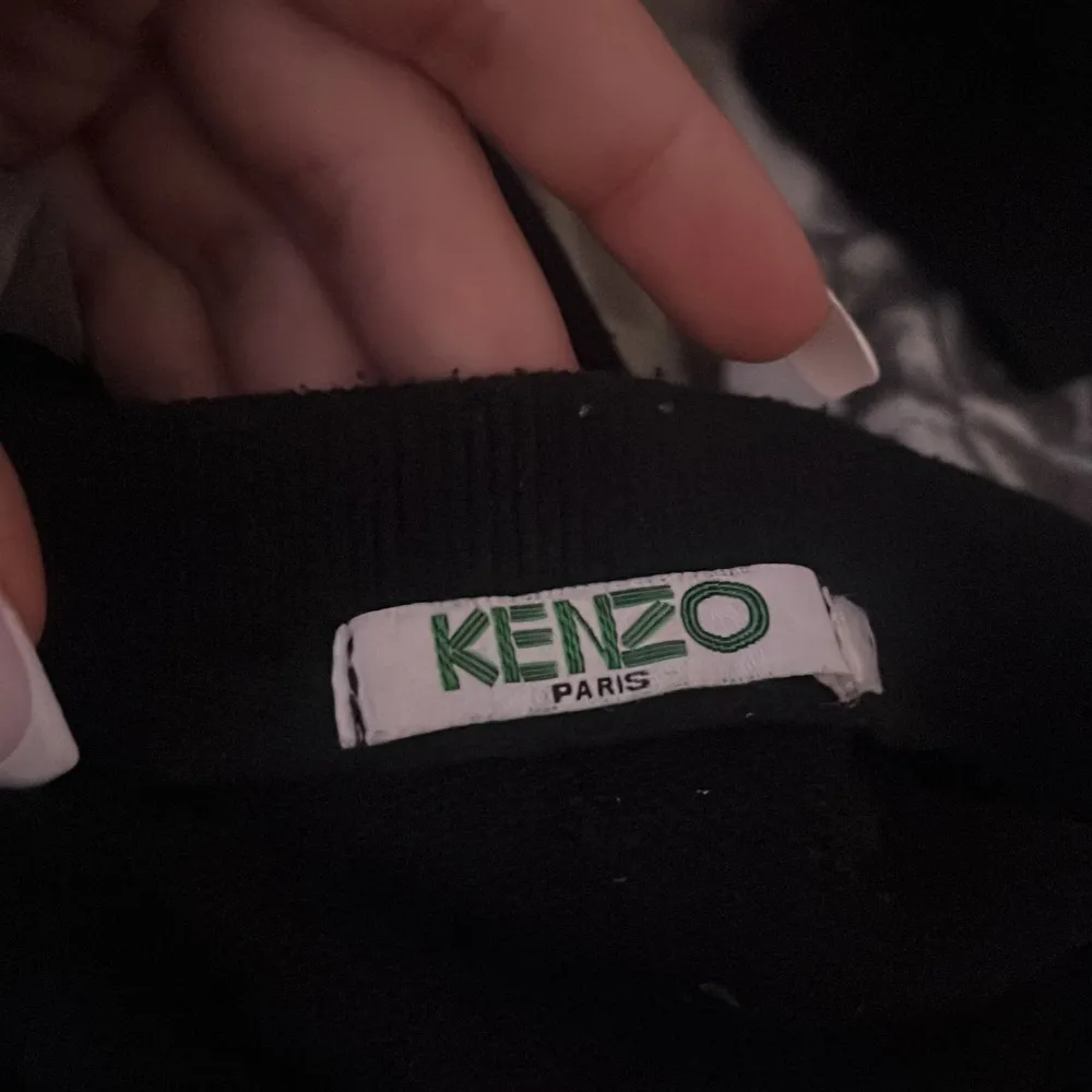 Välanvänd, äkta kenzo tröja i väldigt bra skick. Tröjan är i storlek S, köpt för några år sedan limited edition. Finns inte kvar att köpa!  Tyvärr har jag ej kvittot kvar men har lagt en närbild på tröjans sömmar som bara kenzo använder. Nypris: 2000+. Hoodies.