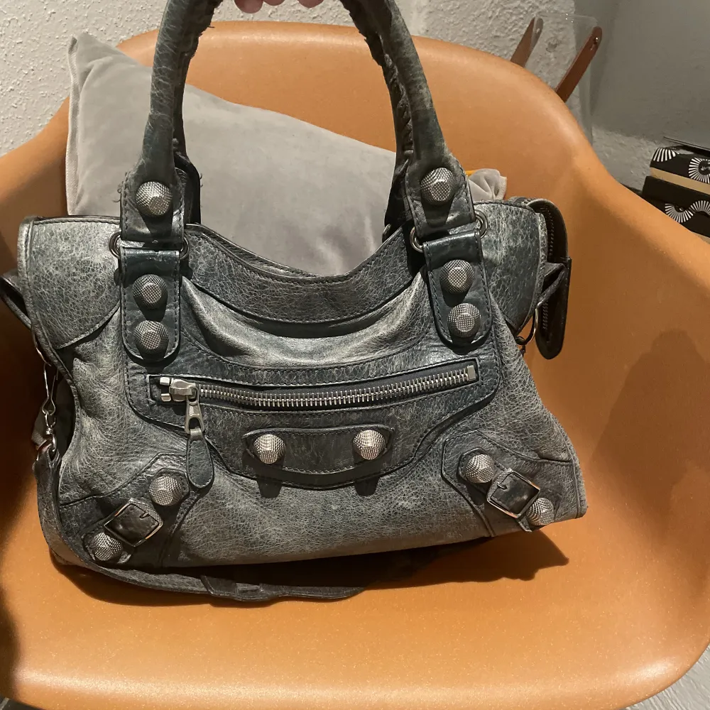 Söker min älskade balenciaga väska i en sjukt snygg vintage färg som inte finns att köpa längre!!😍😍Väskan är köpt på Vestiere och har därav inget kvitto eller dustbag men den är självklart äkta!!😍😍. Väskor.