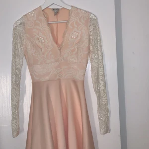 Student/avslutningsklänning  - Superfin ljusrosa klänning med spets, passar perfekt till student eller avslutning, endast använd 1 gång 