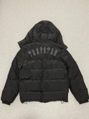 Trapstar jacka  - Säljer nu min trapstar jacka i storlek S, helt ny har använt den några gånger säljer för för 3000