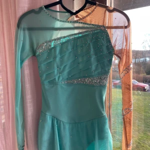 Konståkning klänning - Säljer min super fina ljus blåa dräkt på grund av förliten💙 Tävlat med den två gånger ny tvättad (som ny)