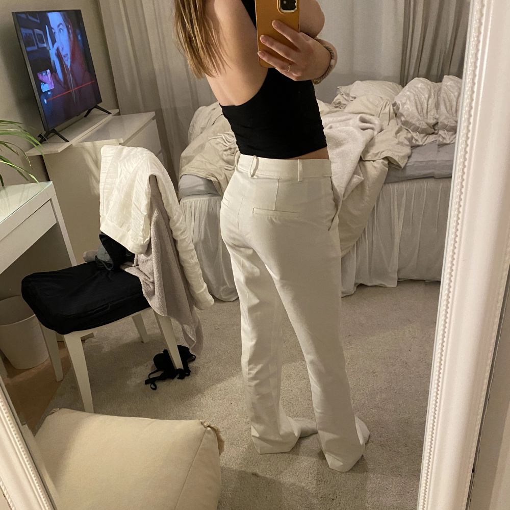 Vita kostym byxor från Bik bok i mid waist, köpte dem 2019 men ej använda mycket💕jag är 170 lång och byxorna är långa på mig💗. Jeans & Byxor.