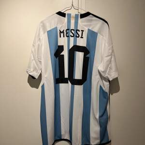 Äkta Adidas Argentina tröja med Messi ”10” på ryggen.  Köpt från Adidas hemsida. Kvitto finns. Helt oanvänd, uttagen för bild endast.  Storlek2 XL, kan använda med och utan hoodie!
