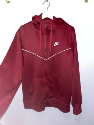 Nike zip tröja - Säljer min Nike tröja då den inte kommer till användning, bra material och skick bortse från snöret men det kan man lösa enkelt.