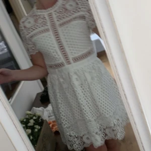 ByMalina klänning  - Vit klänning från ByMalina, använd ett till student, i nyskick.