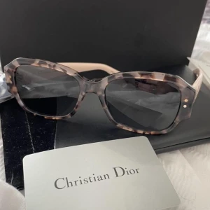 Christian Dior Glasögon - Solglasögon från Christian dior, köpta i England men kvitto finns🥰🥰 kan mötas upp!
