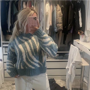 Mönstrad tröja 🙌🏼 - Super cool vit och blå/grön tröja ifrån zara. Aldrig använd. Varm och perfekt till vintern👌🏽köpt för ca 500kr (första bilden är lånad men gör färgen rättvis)