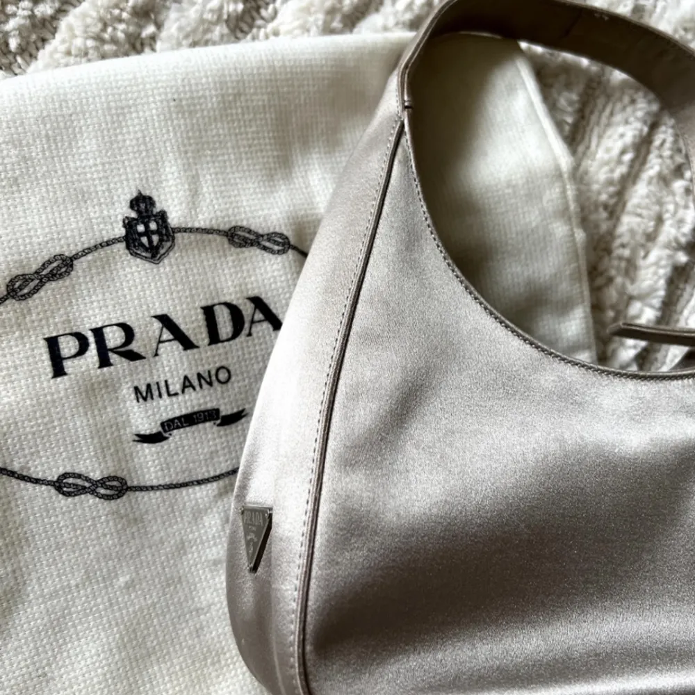 Säljer nu min älskade väska från Prada köpt från The Vintage Outnet. Dustbag medföljer givetvis 🤎 Gratis spårbar frakt. 100% äkta, orderbekräftelse finns.. Väskor.